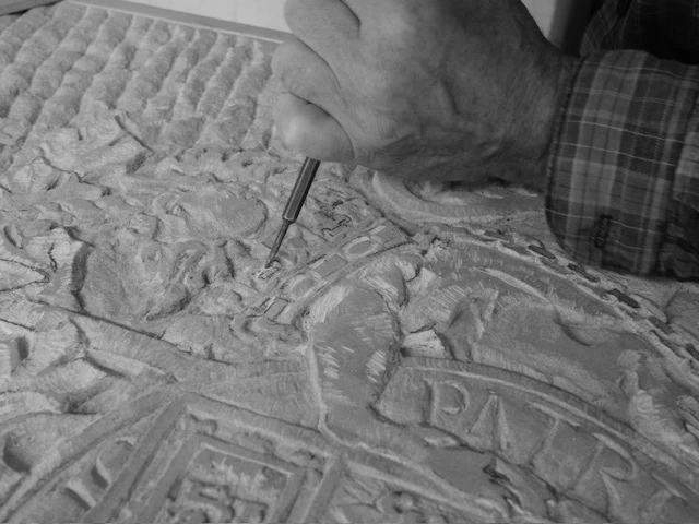 Détail d’une sculpture sur pierre réalisée à la main avec un outil de taille