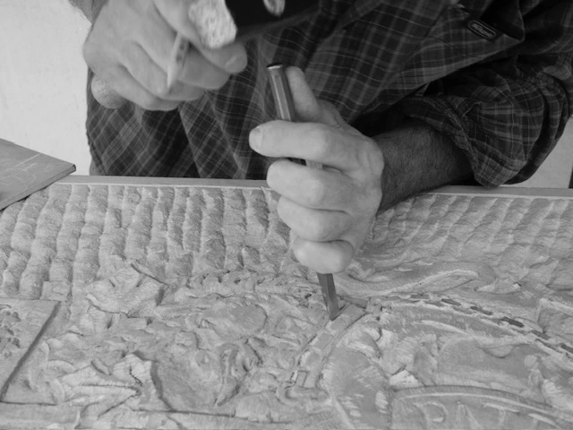 Apprentissage de la taille de pierre en atelier avec outils traditionnels et pierre brute